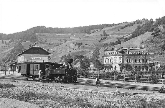 Stanice Bečov nad Teplou s lokomotivou rakouské řady 97 na snímku fotografické...