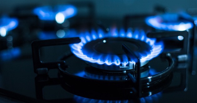 Cena plynu je nejníž od července 2021, Češi s ním přestávají šetřit