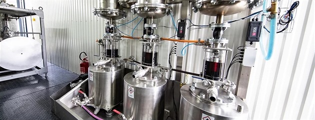 Za�ízení, které firma Adi Oil vyvinula k p�em�n� plast� na olej takzvanou...