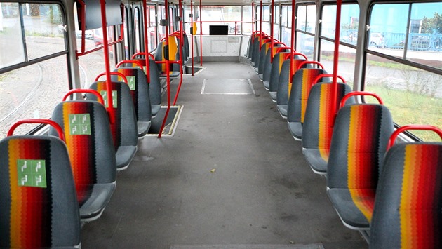 Interiér modernizované tramvaje T3 R. P., které používá olomoucký dopravní...