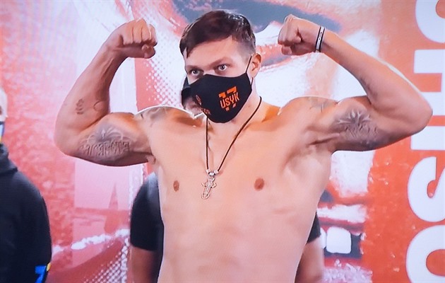 Ukrajinský boxer Usyk udržel neporazitelnost, může vyzvat Joshuu