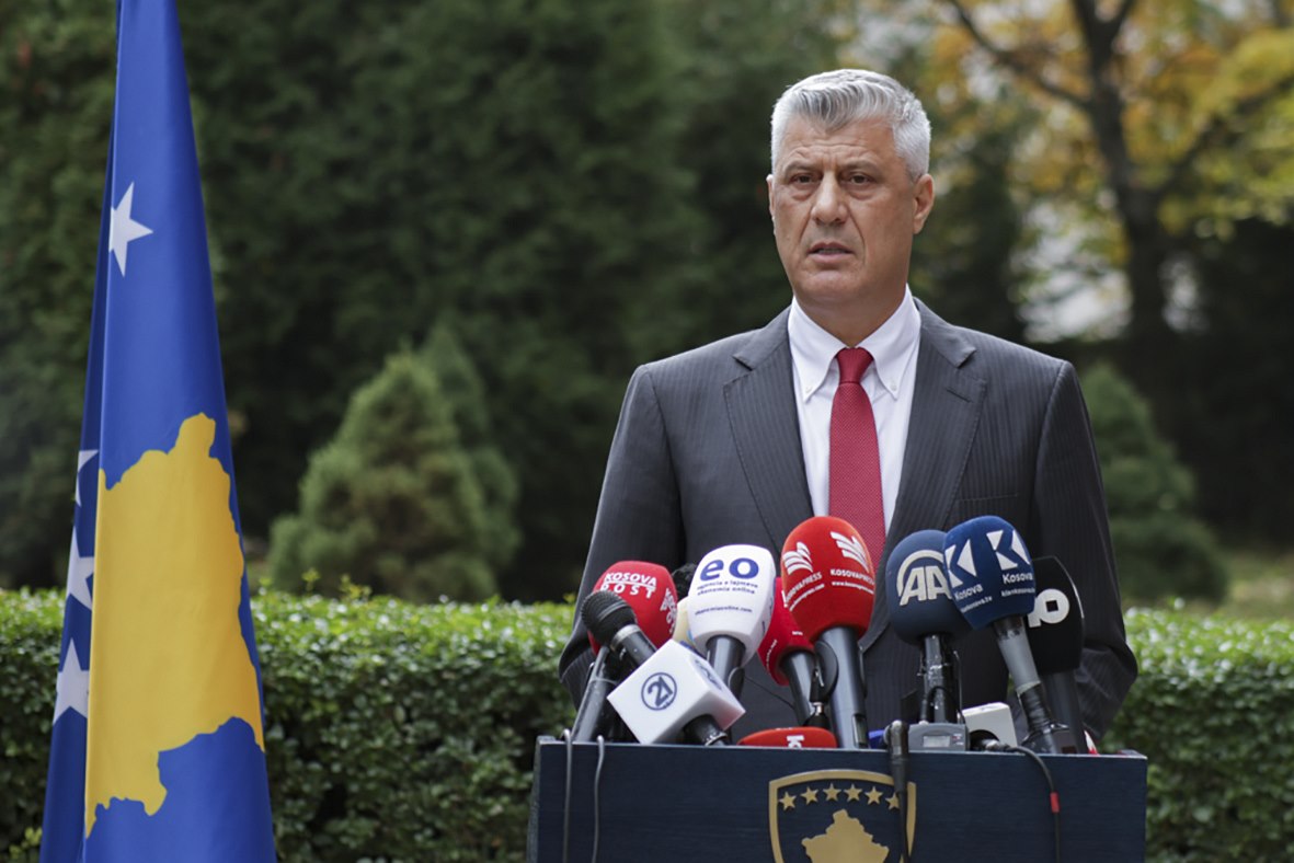 Kosovský prezident Hashim Thaci oznamuje národu, �e rezignuje na funkci, aby...