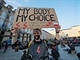 Žena s nápisem „Moje tělo, moje volba“ na demonstraci na podporu Polek v...