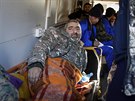 Sanitky odváejí zranné arménské vojáky z Náhorního Karabachu. (8. listopadu...