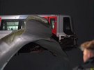 Vlak od pádu z 10 metr zachránila plastika velryby