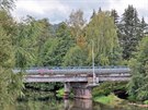 Dvorský most pes eku Ohi v Karlových Varech spojuje ulici Kpt. Jaroe s...