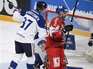 eský hokejista Tomá Zohorna se raduje z branky spoluhráe Andreje Nestraila...