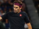 výcar Roger Federer se opírá do bekhendu ve tetím kole Australian Open.