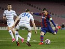 Lionel Messi (Barclona) stílí na bránu Dynama Kyjev.