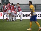 Fotbalisté Pardubic se radují z gólu proti Opav.