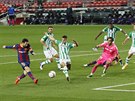 Lionel Messi (vlevo) z Barcelony stílí na branku Betisu.