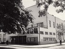 Kino Jas, d��ve kino Gloria, kolem kter�ho ut�kal p�ed gestapem Alfr�d Barto�....