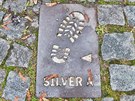 Cesta �Pardubicemi po stop�ch Silver A� je ve m�st� na chodn�ku zna�en� stopou...