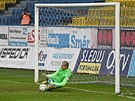Liberecký branká Milan Knobloch kryje penaltu Jakuba ezníka z Teplic.