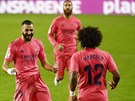 Fotbalisté Realu Madrid oslavují gól Karima Benzemy (vlevo).