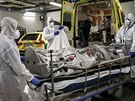 Zdravotnický personál peváí pacienta z nemocnice MontLegia v belgickém Liege...