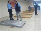 Postele pro personál záloní nemocnice v Brn montovali hokejisté