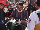V tureckém Izmiru tce zasaeném zemtesením pokraují záchranáské práce....