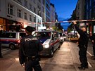 Policie hlídá okolí námstí Schwedenplatz, kde dolo v pondlí veer k...