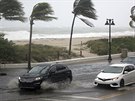 Auta na zatopené dálnici na Florid. Posilující tropická boue Eta se v nedli...
