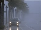 Auta na zatopené dálnici na Florid. Posilující tropická boue Eta se v nedli...