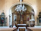 Kostel: Hlavní oltá zdejího kostela zdobí obrazy jeho patron, tedy svatého...