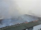 Pi poru vrobny chips v Choustnku se propadla stecha, hasii budou por...