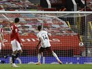 Pierre Emerick Aubameyang  z Arsenal stílí  penalty gól do sít Manchesteru...