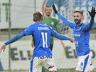 Nemanja Kuzmanovi a Tomá Zajíc z Baníku Ostrava se radují z gólu v Píbrami.