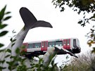 Socha velrybího ocasu zachytila vlak metra, který prorazil bariéru na konci...