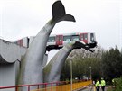 Socha velrybího ocasu zachytila vlak metra, který prorazil bariéru na konci...