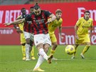 Zlatan Ibrahimovic z AC Milan zahazuje penaltu proti Veron.
