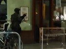 Zábry z Vídn ukazují policisty, kteí se blíí k místu útoku