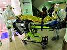 P�evoz pacienta s koronavirem, kter� je ve v�n�m stavu napojen� na um�lou...