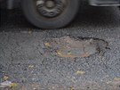 V nkterých místech na Vraclavské ulici je asfalt zcela zniený, take jsou...