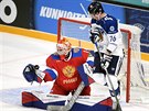 Finský hokejista Jere Sallinen (vpravo) sleduje zasahujícího ruského gólmana...