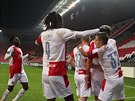 Slávistití fotbalisté se radují z úvodního gólu v zápase Evropské ligy proti...