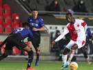 Slávistický mladík Abdallah Sima klikuje bhem zápasu Evropské ligy s Nice.