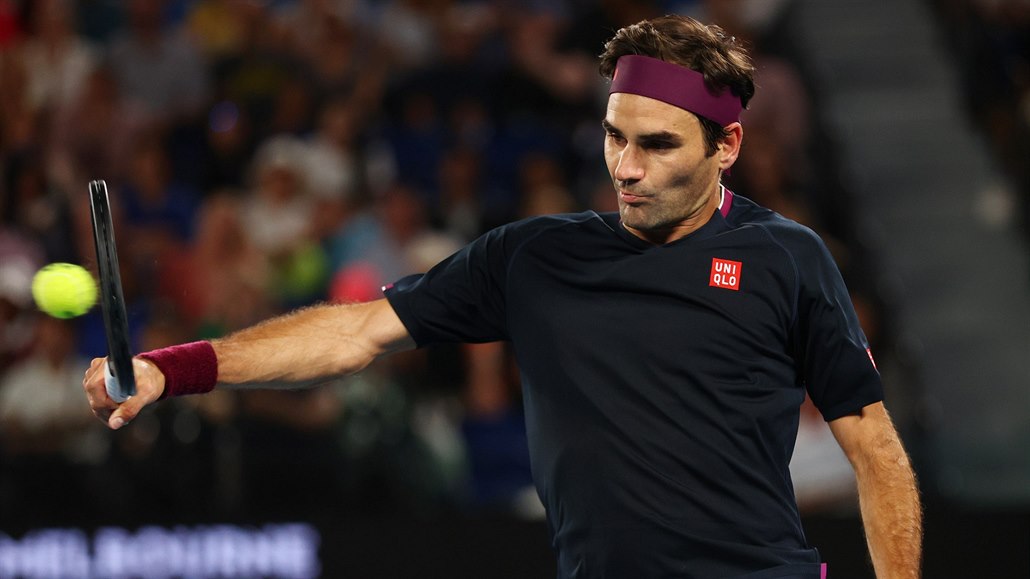 výcar Roger Federer se opírá do bekhendu ve tetím kole Australian Open.