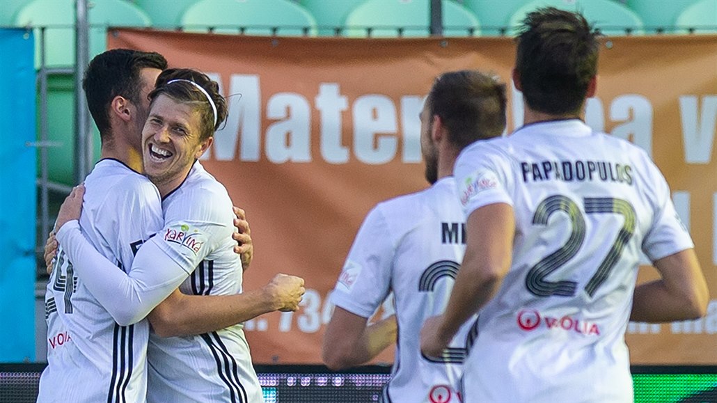 Fotbalisté Karviné slaví vst�elený gól, trefil se Luká� Barto�ák (druhý zleva).
