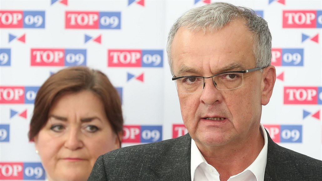 P�edseda poslaneckého klubu TOP 09 Miroslav Kalousek hovo�í na tiskové...