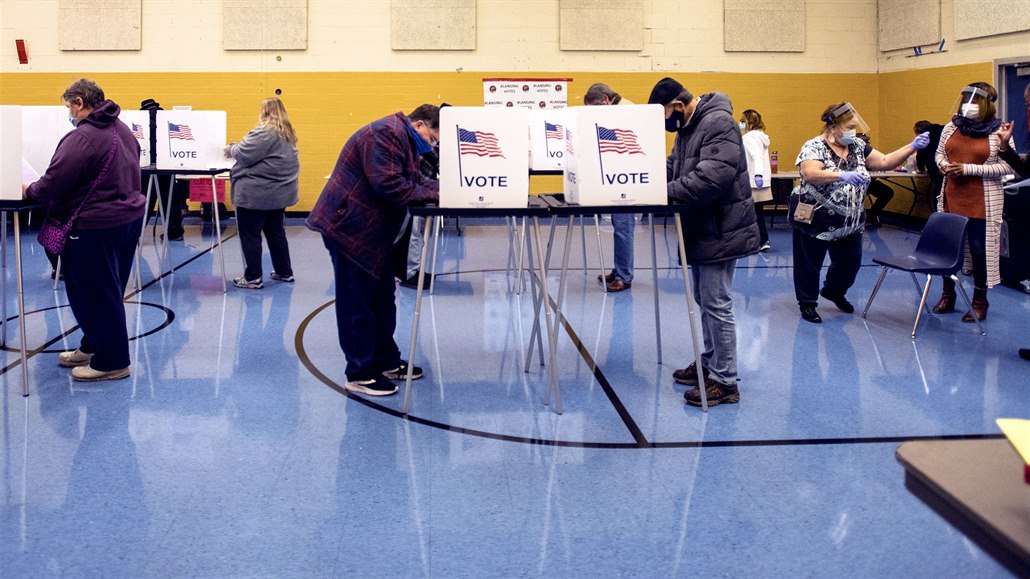 Volii odevzdávají své hlasy do voleb pítího amerického prezidenta na Willow...