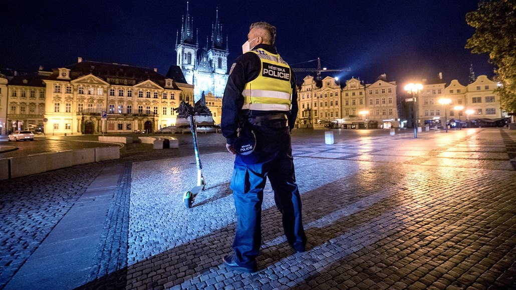 Policista na Staromstském námstí v Praze kontroluje dodrování veerního...