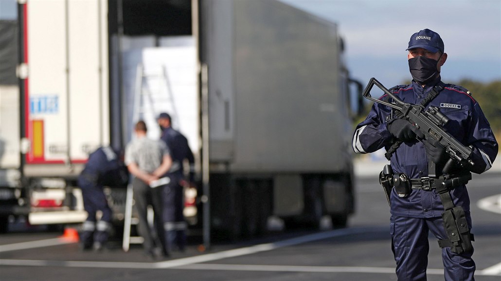 Francouztí policisté kontrolují na hraniním pechodu u msta Le Perthus...