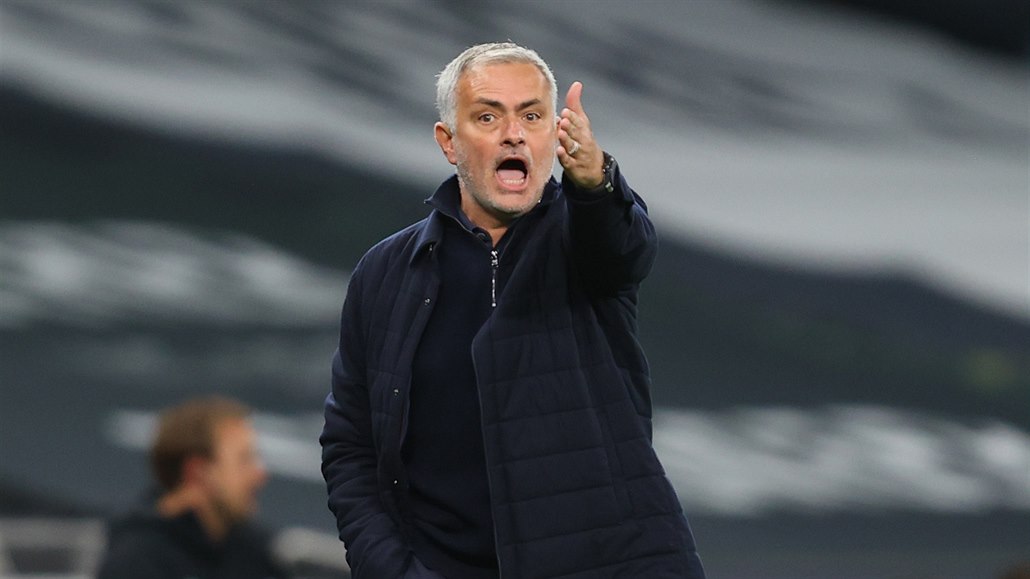 José Mourinho, trenér fotbalist� Tottenhamu, gestikuluje b�hem zápasu anglické...