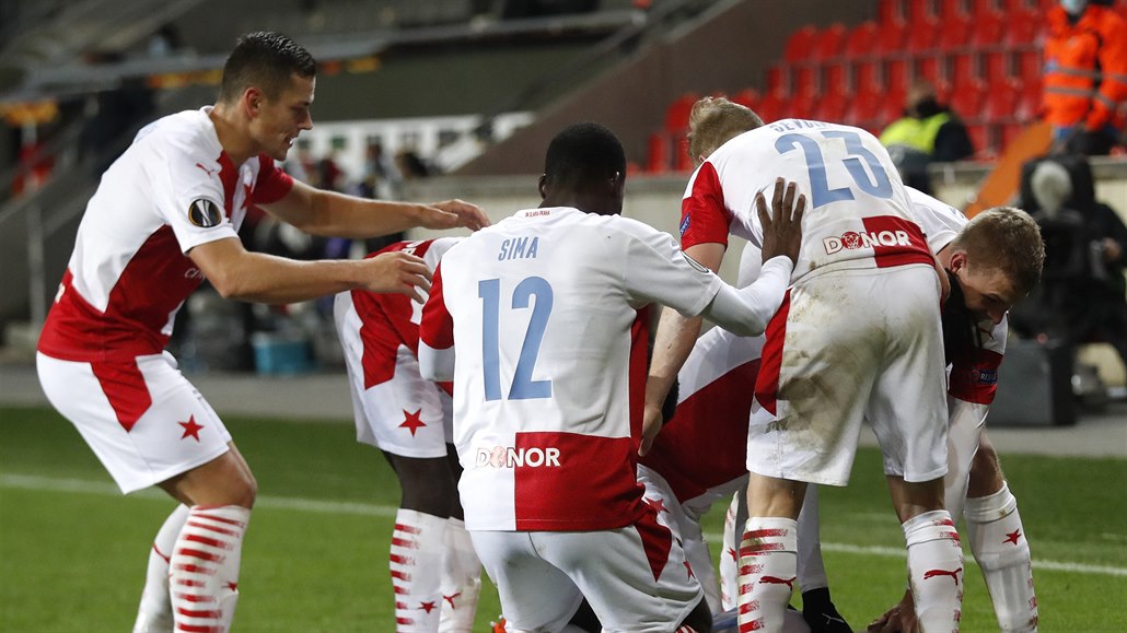 Slávisti�tí fotbalisté se radují ze t�etího gólu v utkání s Nice, podruhé se v...