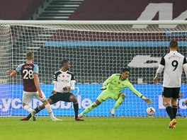 Tomá� Sou�ek (zády, s �ílem 28) z West Hamu st�ílí jedinou branku v zápase...