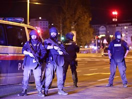 Rakou�tí policisté hlídají okolí nám�stí Schwedenplatz, kde do�lo v pond�lí...