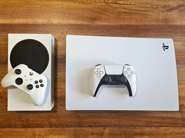 Vlevo Xbox Series S, vpravo PlayStation 5