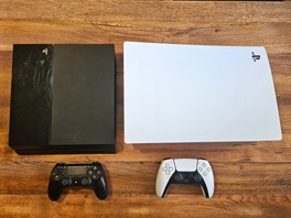 Vlevo PlayStation 4, vpravo PlayStation 5